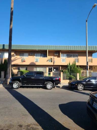 Main picture of 528 N Hobart Blvd