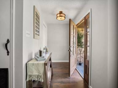 Main picture of 2640 Russ St