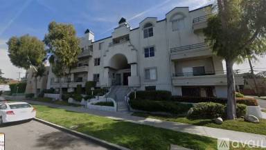 Main picture of 2560 S Barrington Ave