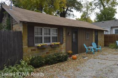 Main picture of 106 15th Ave S