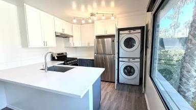 Main picture of 2033 N Beachwood Dr