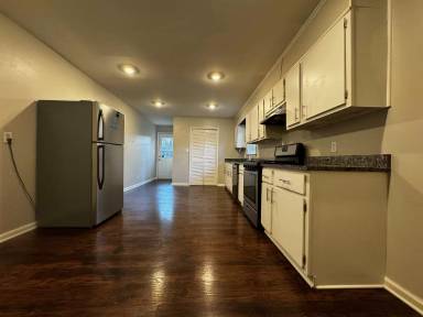 Main picture of 195 Royal Ct