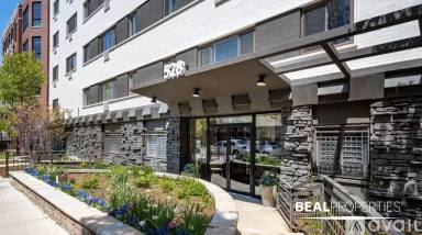 Main picture of 528 W Oakdale Ave