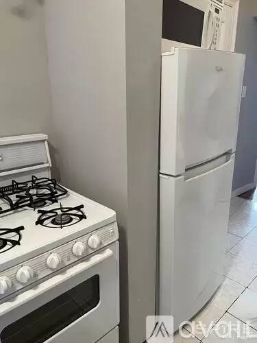 Main picture of 354 E 19th St