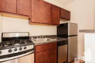 Main picture of 818 W Diversey Pkwy