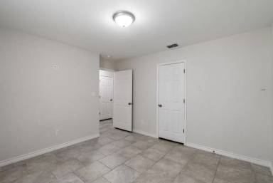Main picture of 525 Military Dr