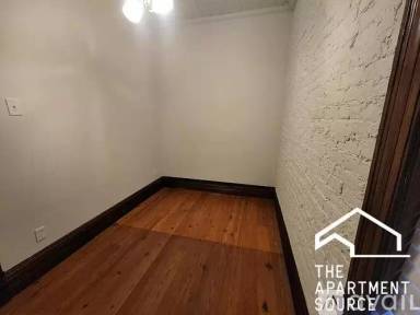 Main picture of 2324 W Armitage Ave