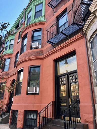 Main picture of 587 Beacon St