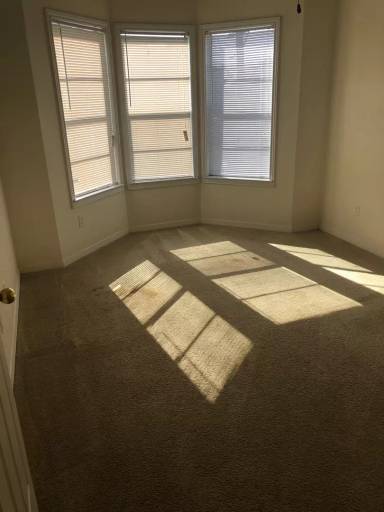 Main picture of 915 W 23rd St