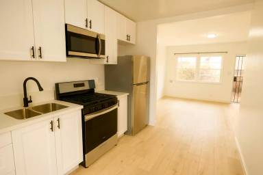 Main picture of 845 W 82nd St
