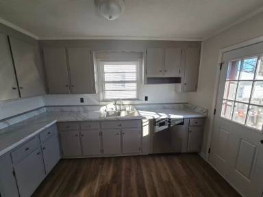 Main picture of 305 Yorktown Dr