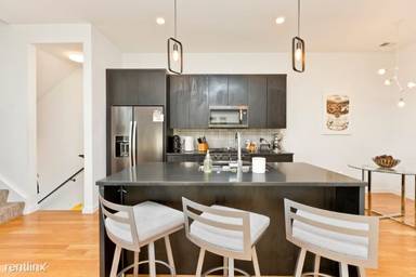 Main picture of 1637 W Grand Ave