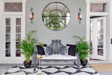 Main picture of 105 E Duffy St