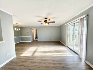 Main picture of 2220 Oakwood Ln