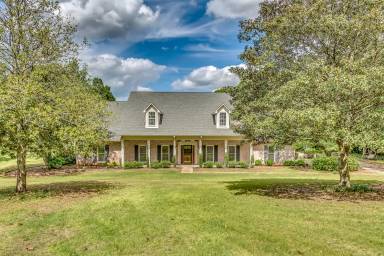 Main picture of 6131 Meridian Ln