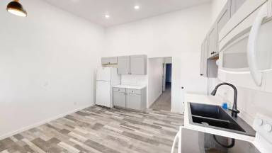 Main picture of 105 W Oak St