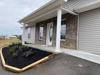 Main picture of 906 Red Oak Ln