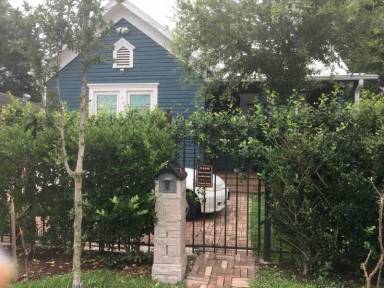 Main picture of 3913 Moore St
