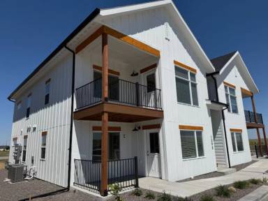 Main picture of 1390 Howling Moon Way
