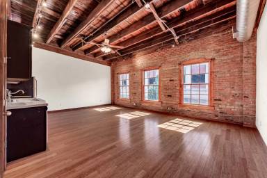 Main picture of 211 S Market Ave