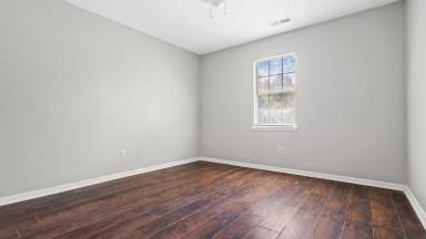 Main picture of 100 Easy St