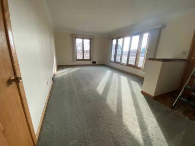Main picture of 5 Maple St N