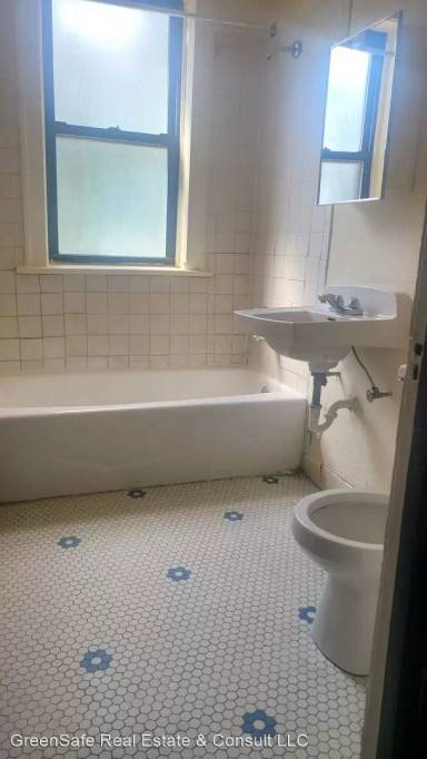 Main picture of 7300 S May St