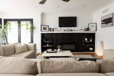 Main picture of 6321 N Oakley Ave