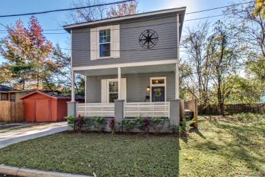 Main picture of 735 E 33rd St