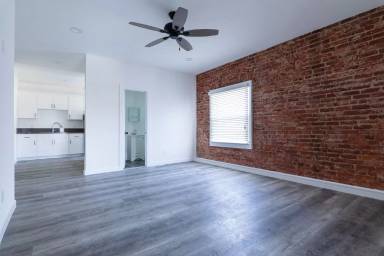 Main picture of 207 N Oxford Ave