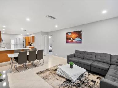 Main picture of 5061 SW 27th Ave