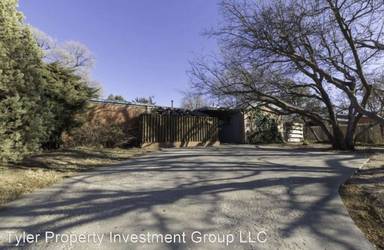 Main picture of 106 N Goliad St