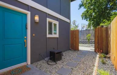 Main picture of 2751 Bayshore Ave