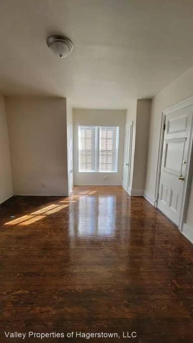 Main picture of 15 N Mulberry St