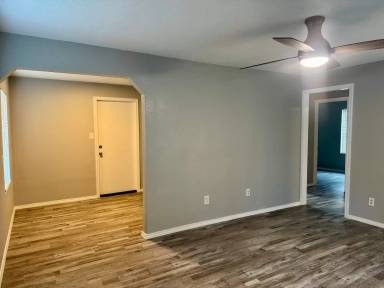 Main picture of 1136 W 11th St
