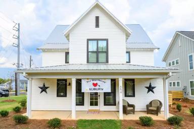 Main picture of 680 N Gay St