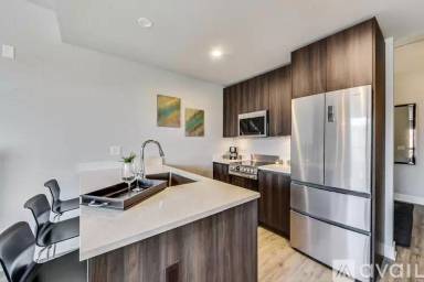 Main picture of 225 W Division St