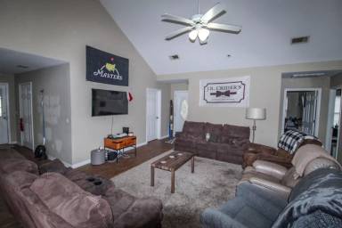 Main picture of 225 Booster Blvd