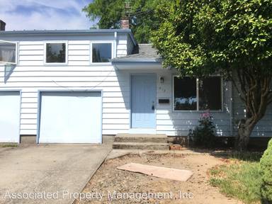 Main picture of 207 NW Adams Ave