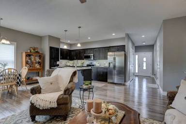 Main picture of 629 Applewood Ln