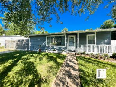 Main picture of 225 Seneca Dr