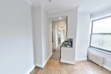 Main picture of 309 E 8th St