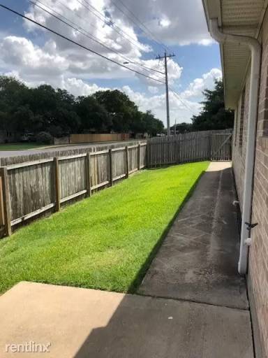Main picture of 1700 S Dexter Dr