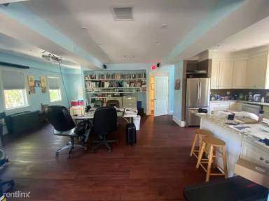 Main picture of 18 Pleasant St
