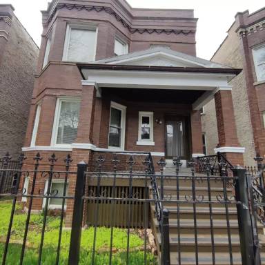 Main picture of 2536 N Avers Ave