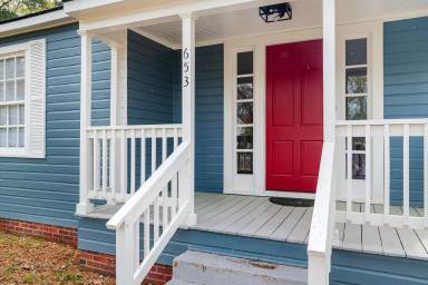 Main picture of 653 College St