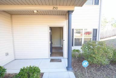 Main picture of 250 High Leaf Dr