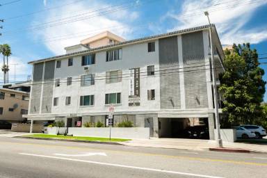 Main picture of 9025 W 3rd St