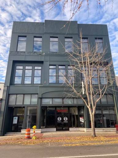 Main picture of 818 Monmouth St