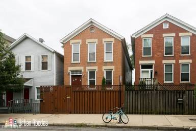 Main picture of 1063 W Fry St
